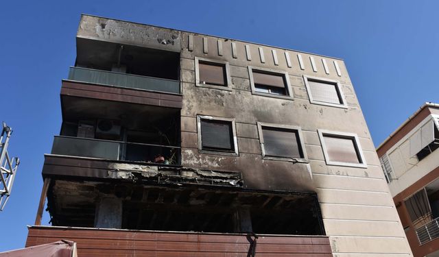 Alevler 3 Katlı Binayı Sardı: İzmir’de Panik Anları