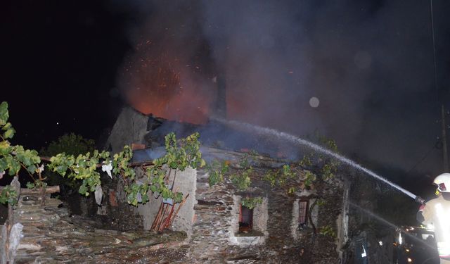 Alevler Geceyi Aydınlattı: Ev Kullanılamaz Hale Geldi