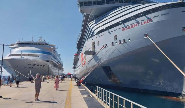 Bodrum Limanı Doldu Taştı: Binlerce Turist Geldi