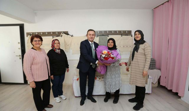 Kadın çiftçiler, dokuma tezgahı başında günlerini kutladı