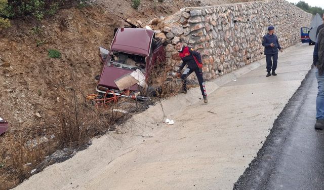Kütahya’da kaza: Araç istinat duvarına çarptı