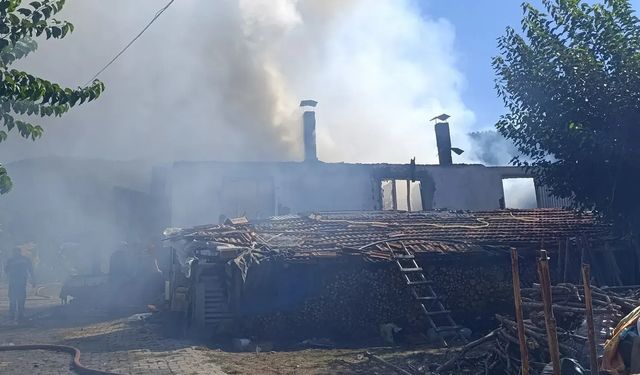 Kütahya’da korkutan yangın: İki kardeşin evi kül oldu!