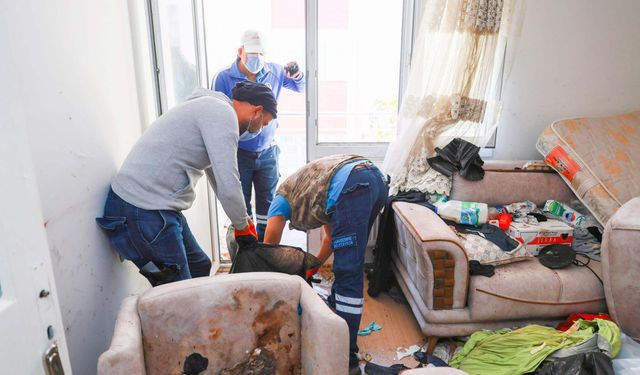 Manisa’da Kötü Koku Evden Çöp Dağları Çıkardı