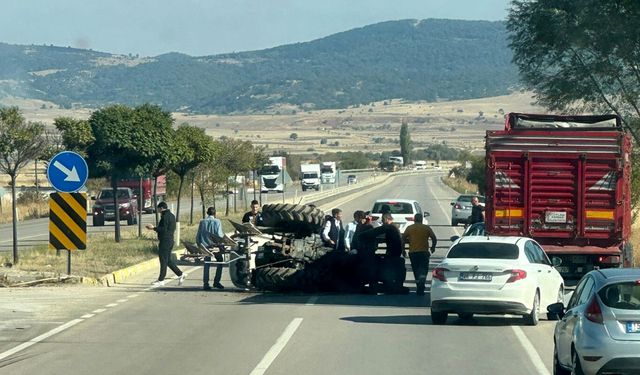 Traktörle otomobil çarpıştı: 1 kişi yaralandı