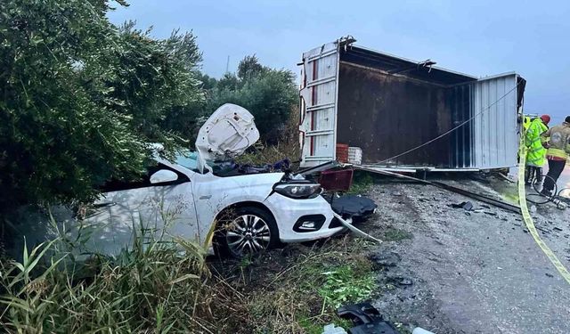 Alaşehir’de can pazarı: Kamyonet kazasında 2 ölü 3 yaralı