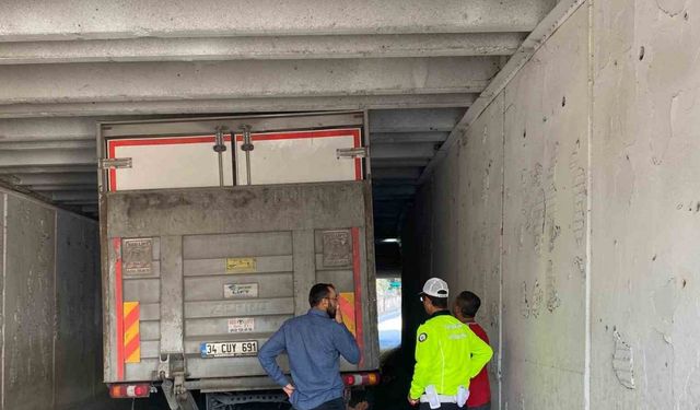 Alt Geçitte Trafik Krizi: Kamyon Saatlerce Sıkıştı