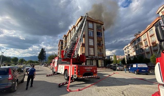 Apartman çatısı alevler içinde kaldı