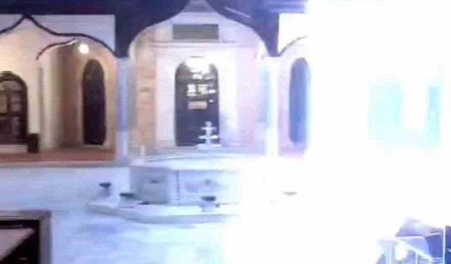 Asırlık cami yıldırımın hedefi oldu!