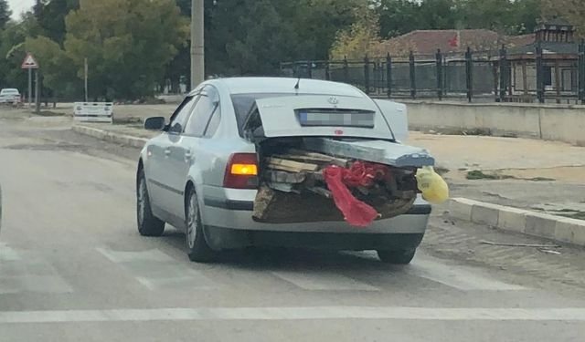 Bagajı kereste dolu araç trafiği tehlikeye attı
