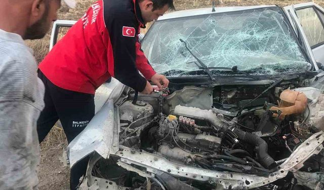 Balıkesir’de Can Pazarı: Otomobil Kamyona Çarptı