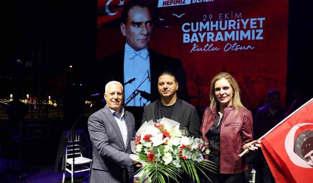 Binlerce kişi Kubat konserinde Cumhuriyet’i kutladı