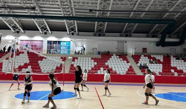 Bozüyük’te voleybol coşkusu gençleri bir araya getirdi