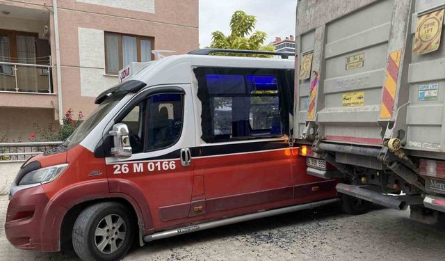 Eskişehir’de Tır ile Minibüs Çarpıştı: Trafik Felç Oldu!