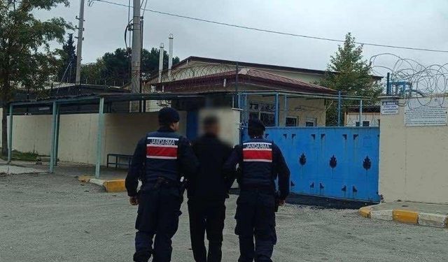 Jandarma ekipleri aranan suçluları kıskıvrak yakaladı