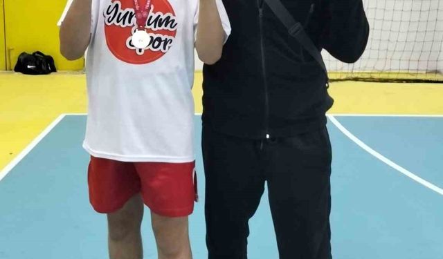 Kick boks şampiyonu efe carl demirli gururlandırdı