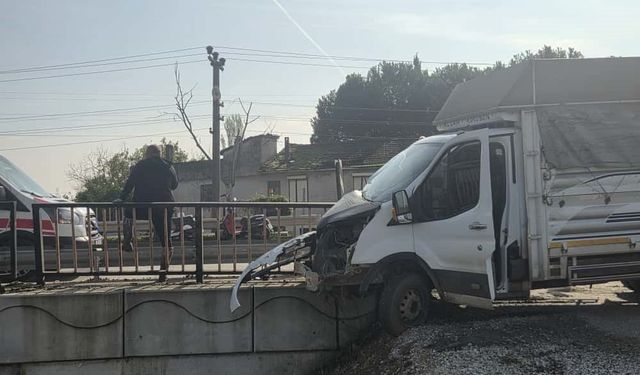 Kontrolden çıkan kamyonet köprü demirlerine saplandı