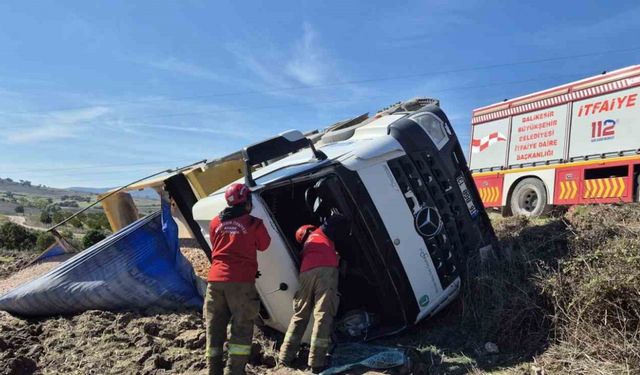 Kontrolden Çıkan Tır Devrildi, Sürücü Yaralandı