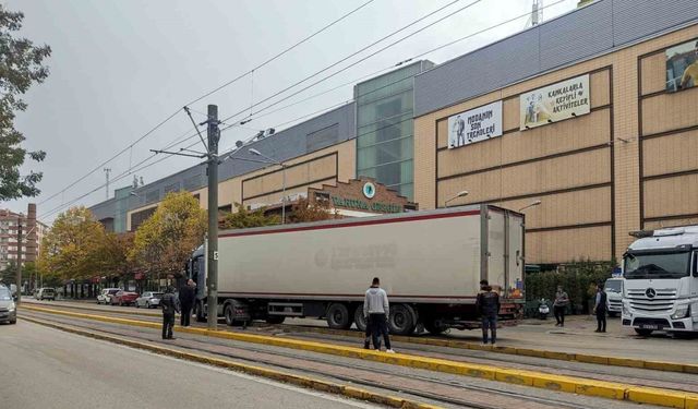 Kontrolden çıkan tır ulaşımı durma noktasına getirdi