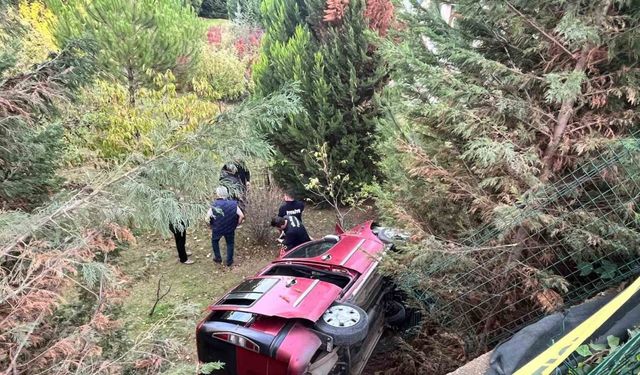 Korku dolu anlar: Araç evin bahçesine uçtu, 2 kişi hastanede