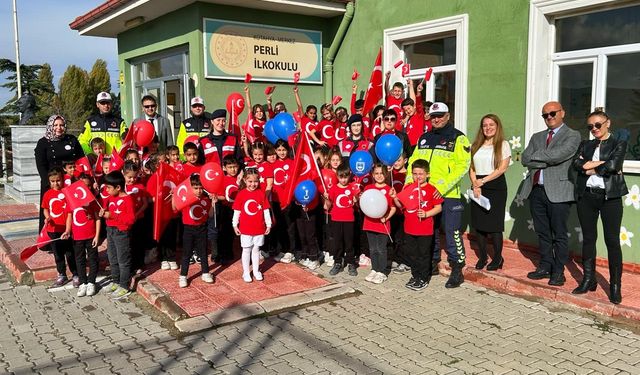 Kütahya’da miniklere jandarmadan bayram sevinci