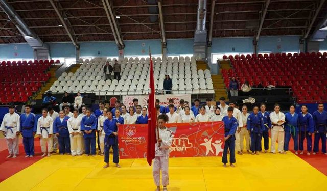 Manisa’da okul sporları heyecanı judo ile başladı