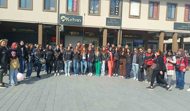 Meme kanserine dikkat çekmek için motosiklet turu attılar