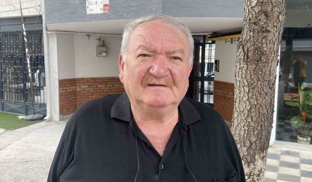 Müstakil evin çatısında gezen tavus kuşu ilginç görüntü oluşturdu