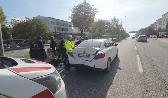 Orhangazi’de faciadan dönüldü: Tırın çarptığı otomobil metrelerce sürüklendi