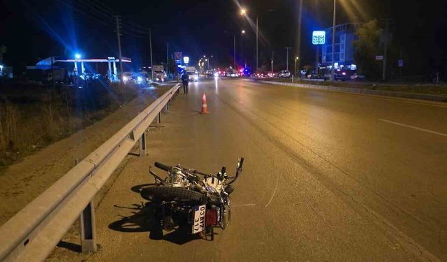 Otomobille motosikletin çarpıştığı kazada bir kişi öldü, 2 kişi yaralandı