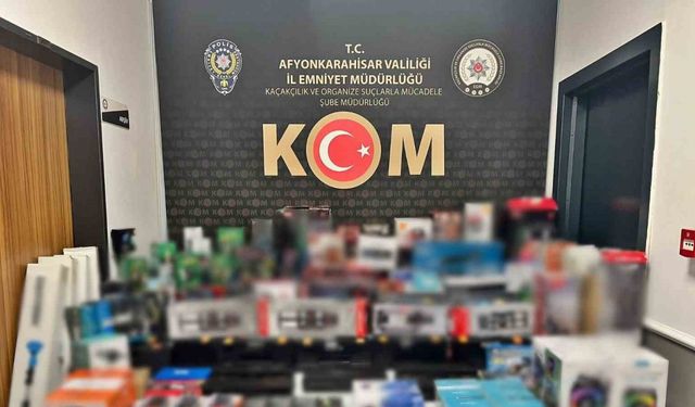 Polisin baskını kaçak telefon ve aksesuarları ortaya çıkardı