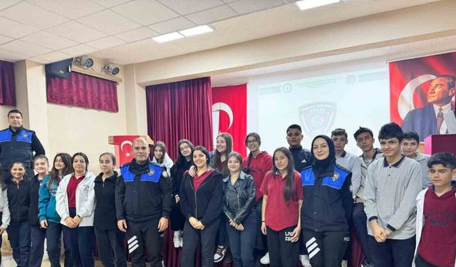 Polisten öğrencilere suç ve güvenlik farkındalığı dersi