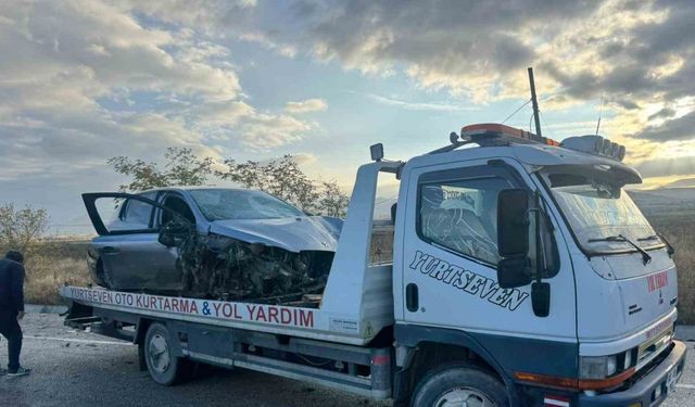 Refüje giren otomobilde 2 kişi yaralandı