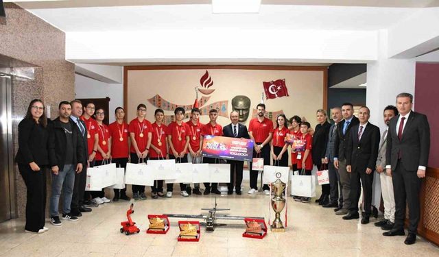 TEKNOFEST şampiyonlarından İl Milli Eğitim Müdürü Aydın’a ziyaret