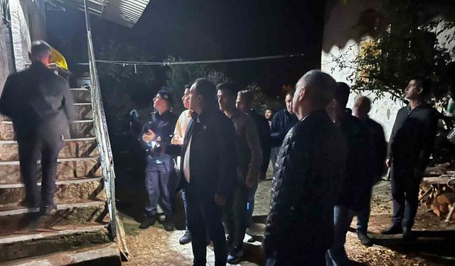 Vali Özkan, deprem sonrası Gördes’te incelemelerde bulundu