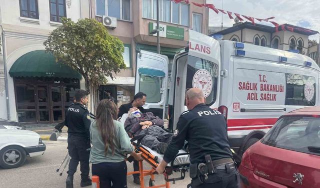 Yaşlı adam cadde üzerinde yürürken yere yığıldı