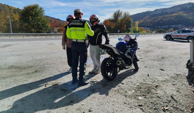 Kask, hız, ruhsat… Kütahya'da jandarma motosikletleri tek tek kontrol etti!