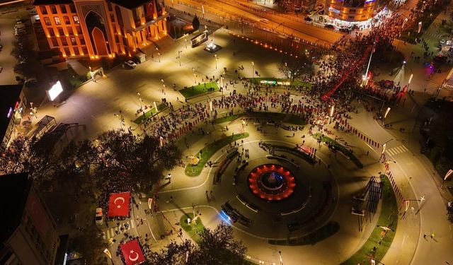 Kütahya’da Cumhuriyet yürüyüşü: Yüzlerce kişi aynı marşta buluştu!