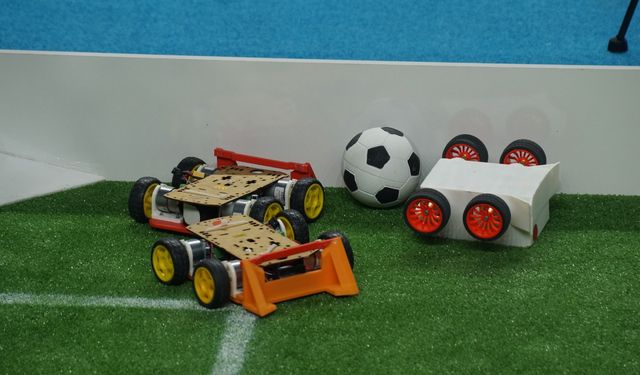 Geleceğin mühendisleri Kütahya’da sahne aldı! Robotlar kıyasıya rekabet etti