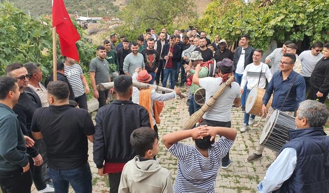 Düğüne geç gelenleri suya atıyorlar