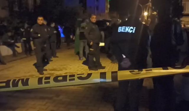 Kan izleri olan evden cansız erkek bedeni çıktı