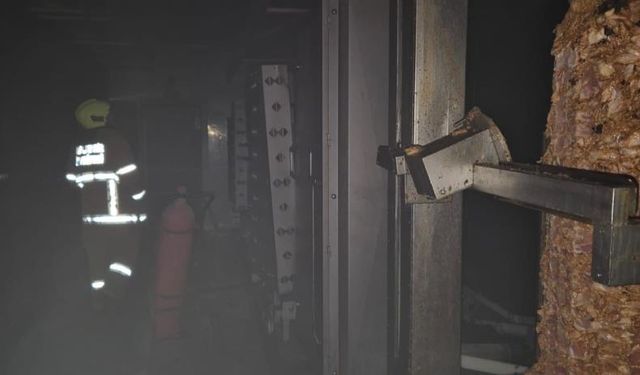 Fabrika alevler içinde kaldı