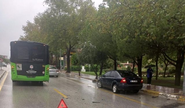 Halk otobüslerinin biri bozuldu, diğeri kazaya karıştı
