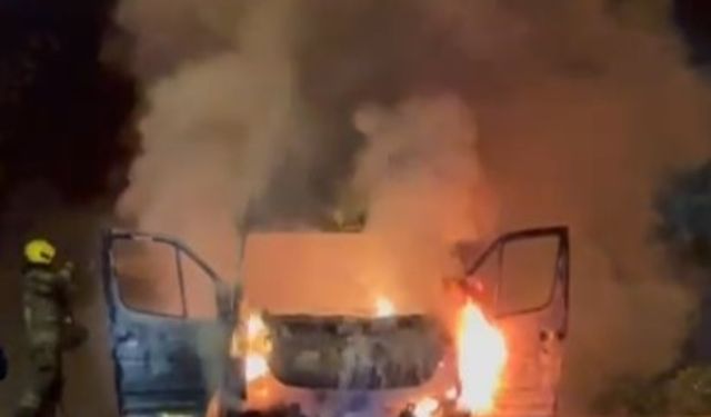 Minibüs alevler içinde kül oldu