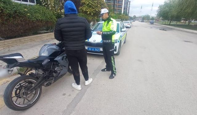 Motor plakasını bantlayan sürücüye ceza yağdı