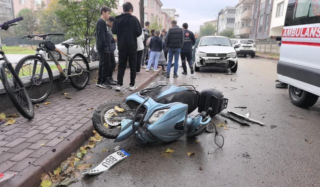 Sokaktan çıkan motosiklete otomobil çarptı
