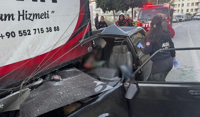 Otomobil, kamyonete saplandı: 1 ölü, 4 yaralı