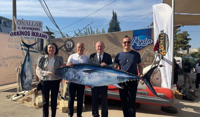 800 kg orkinos yakalayarak arkadaşlarına ikram etti