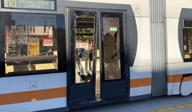 Açık kapıya tramvay çarptı: 3 yaralı