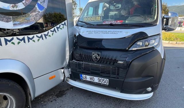 Kavşakta zincirleme kazada otobüsler birbirine girdi