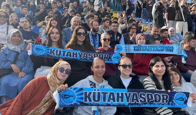 Gençler tribünleri mavi laciverte boyadı! Kütahyaspor’a büyük destek